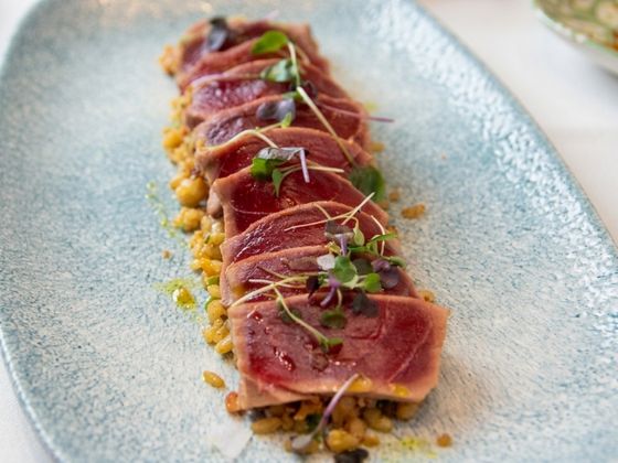 descargamento-atun-becerrita-restaurante-sevilla-web Descargamento de Atún Rojo Trinchado sobre Arroz Frito